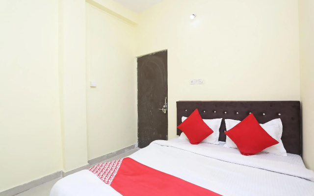OYO 36667 Hotel Manoj