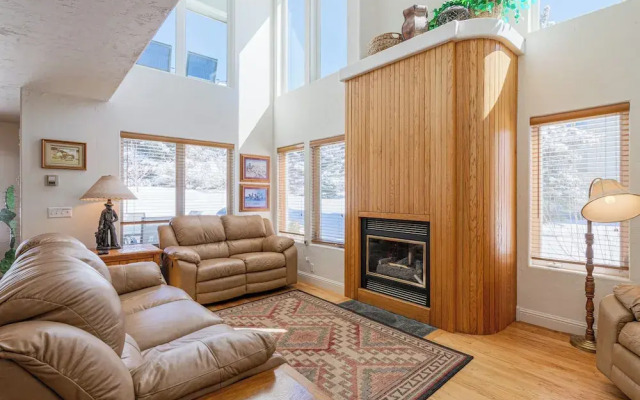 3BR Townhome w/ Mountain View & Balcony