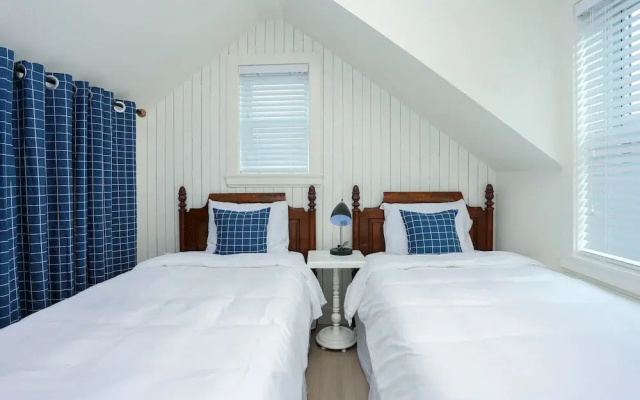 Tasteful 2 Bedroom Suite near Marine Gateway by Elevate Rooms