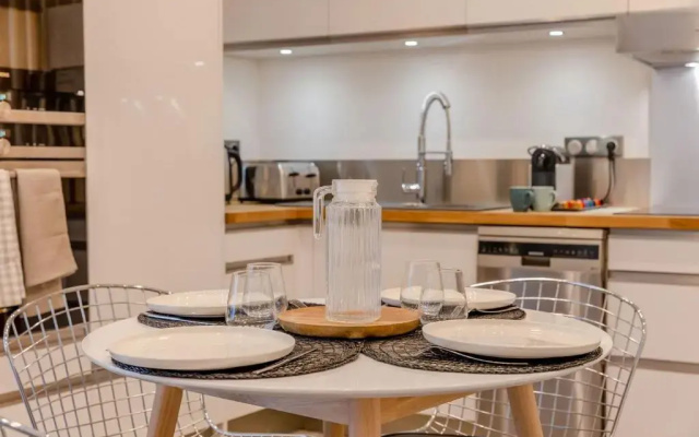 SERRENDY Stylish 2-bedroom apartment 1-minute walk to beaches
