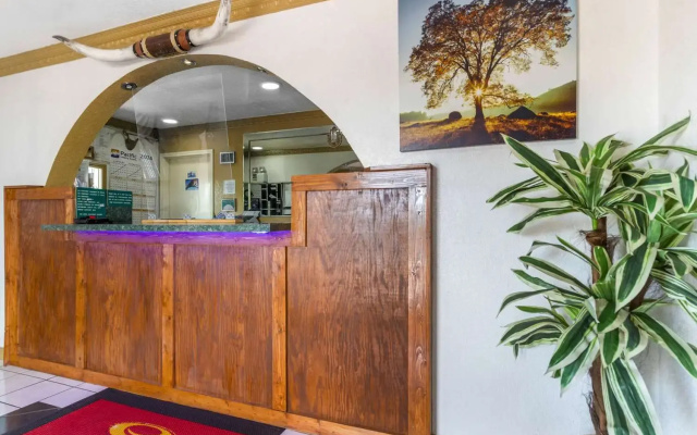 Econo Lodge Inn & Suites Near Lackland AFB