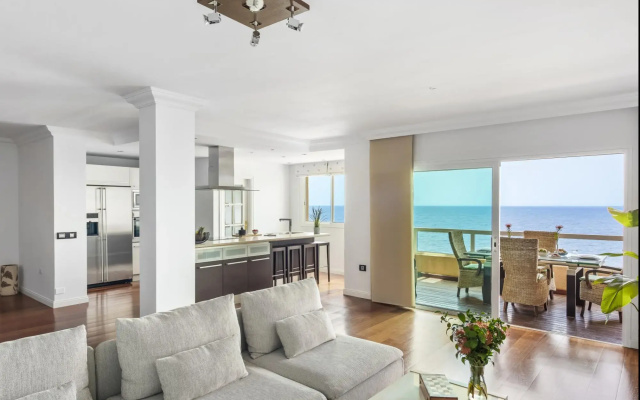 Spacious beach apartment with private parking