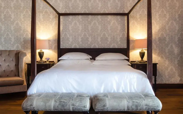 Under Oaks Guesthouse