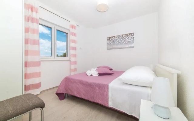 Beautiful Home in Trogir With Sauna, Wifi and 6 Bedrooms