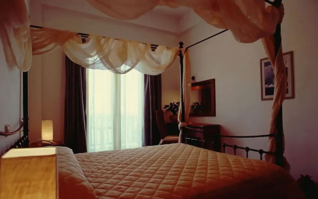 Chris Hotel