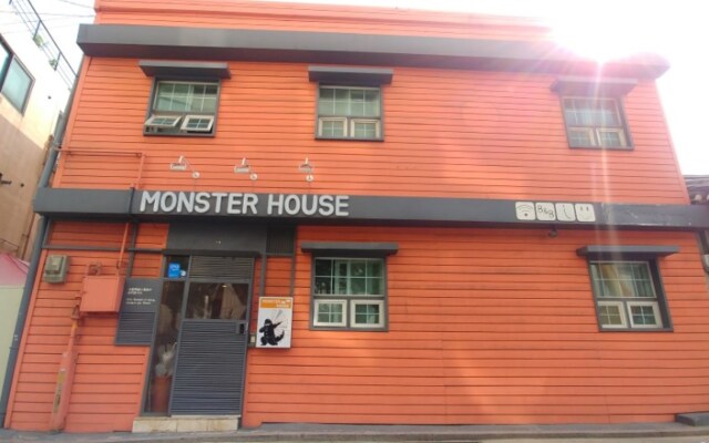 Отель Monster Guesthouse вид на фасад
