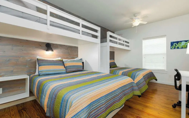 Comfy 3bdr Right in Town Sleeps 10