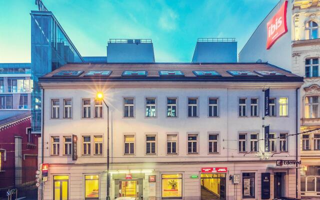 Отель Ibis Praha Old Town Чехия, Прага - - забронировать отель Ibis Praha Old Town, цены и фото номеров вид на фасад
