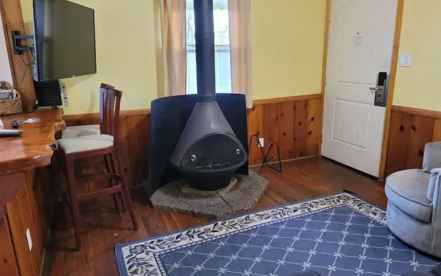 Hillcrest Suites & Cabins