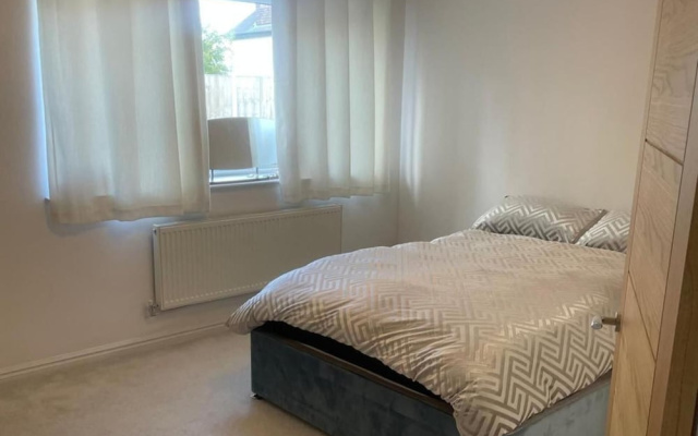 8 Bedroom House Sleeps 20 - Private Garden