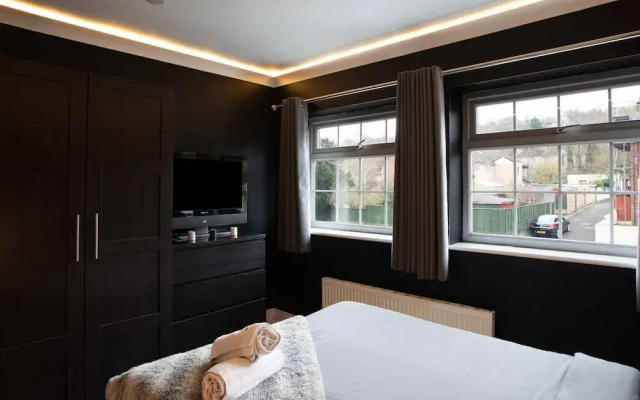 Modern Holiday Home in Bristol with Hot Tub