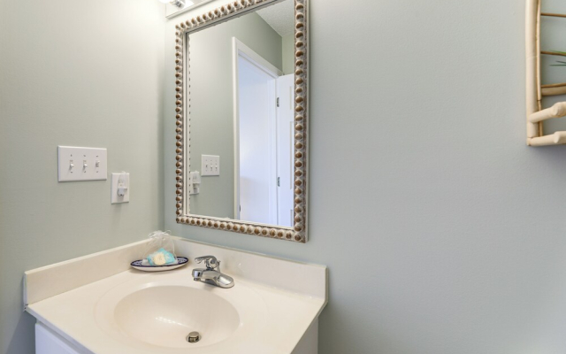 Well-equipped Emerald Isle Townhome: Pets Welcome!