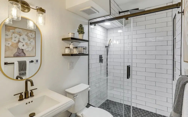 Hike, Ski & Golf: Fully Renovated Edwards Townhome