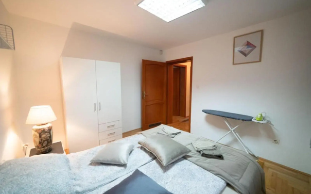 Apartman Yellow House