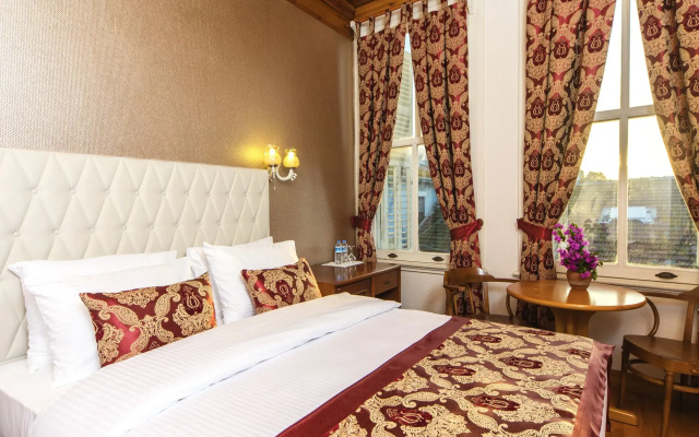 Mom Hotel