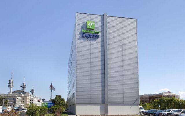 Отель Holiday Inn Express Geneva Airport вид на фасад