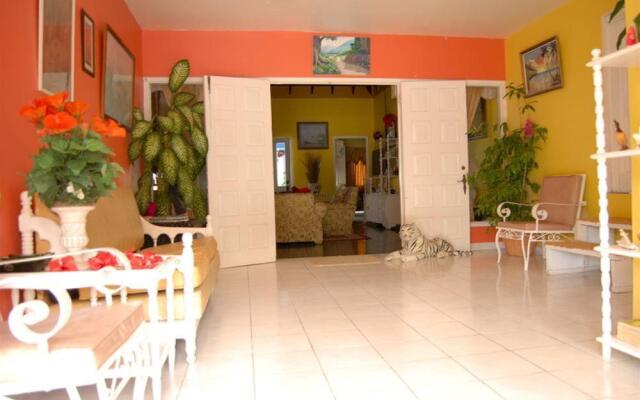 Отель PinkHibiscus Guest House вид на фасад