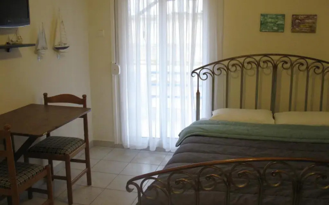 Theo Apartments