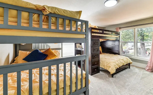 Near Campus & Casino: Family-friendly Durant Home!