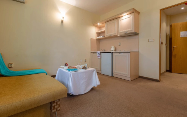 Quiet One Bedroom Apartment with Kitchenette in Avalon Complex
