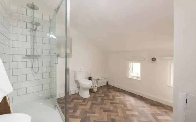 3 Bed Apartment Sleeps 7 - Pets Ok - Tv & Wifi