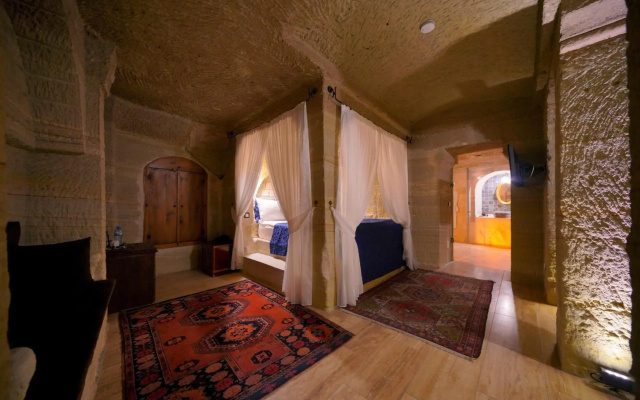 Holiday Cave Hotel