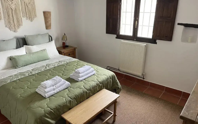 Miluna Oasis Suites - Sleeps4-pool-mountainview