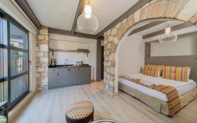 Lovely Studio Hotel Room Near Hadrian s Gate