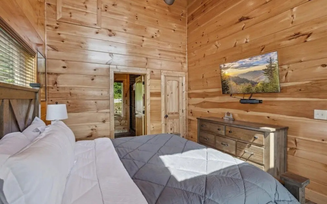 Grizzlies Den 4 Bedroom Cabin by RedAwning