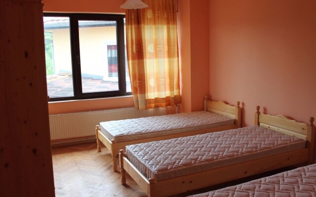 Отель Guest House Daskalov Боженци вид на фасад