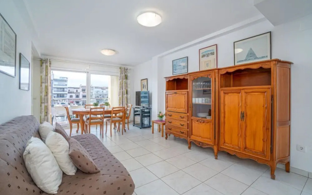 Apartment in Empuriabrava Near Sandy Beach