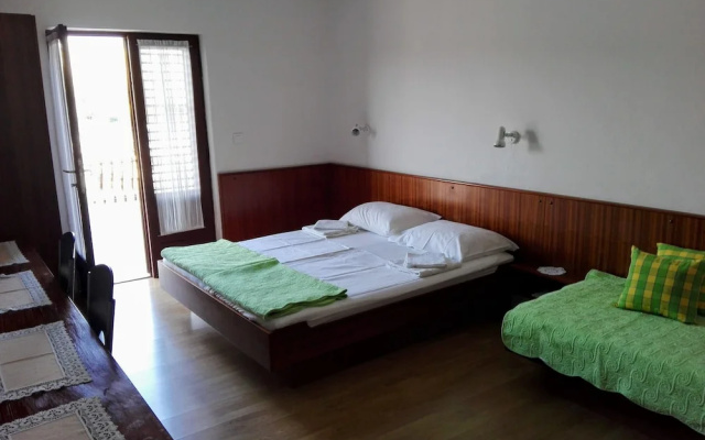 Apartments Dora Vrboska island Hvar