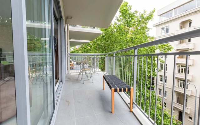 Cosy Two Bedroom in CBD with Pool
