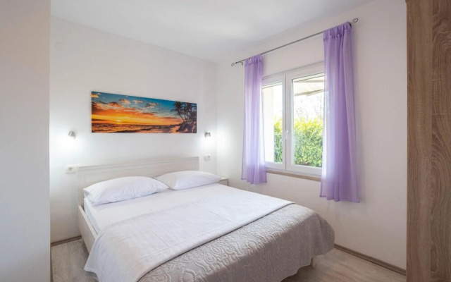 Beautiful Apartment in Podstrana With Wifi and 2 Bedrooms