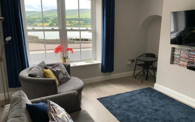 Luxurious Fully-equipped Seafront Apartment