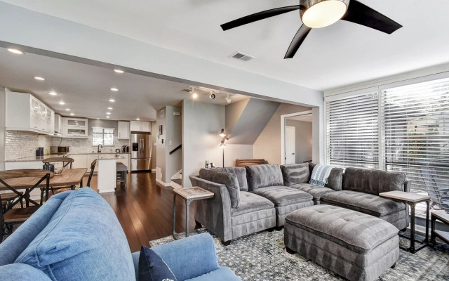 6107 Hudson Bend Rd Home