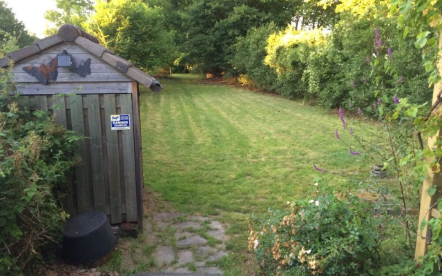 Cute and authentically furnished railway house, beautiful garden, BBQ,stone oven