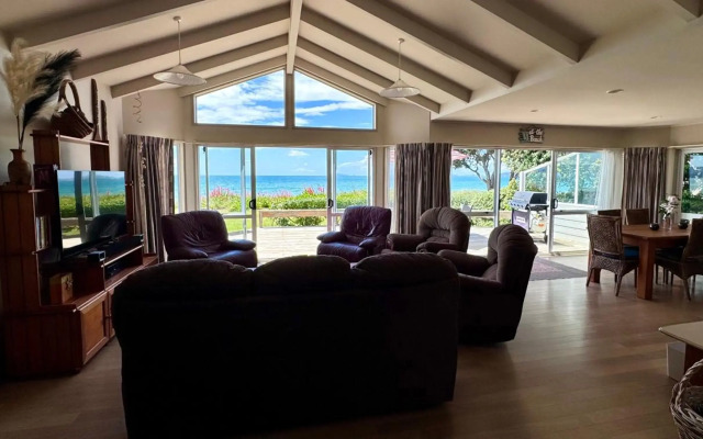 Matarangi Beachfront House - Matarangi Holiday Home