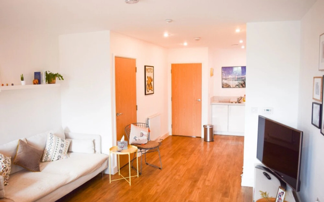 Modern 1 Bedroom House in Pontoon Dock