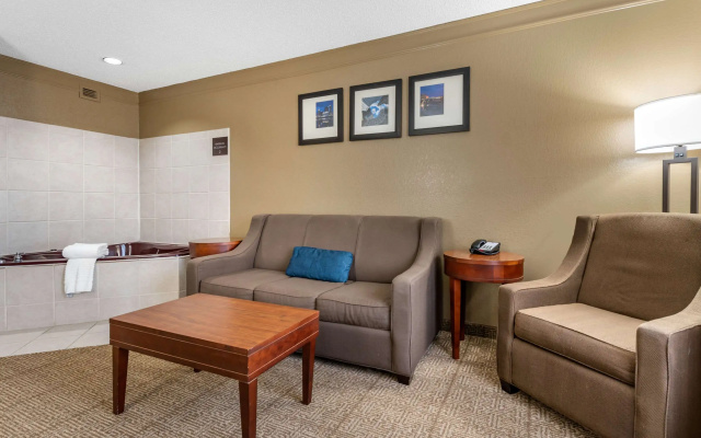 Comfort Inn & Suites Heath - Newark South