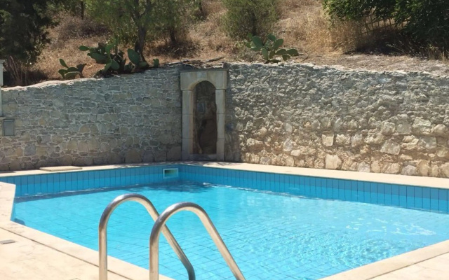 Villa in Crete With Private Pool & Views
