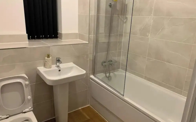 4bed House - Direct Links Into Central London