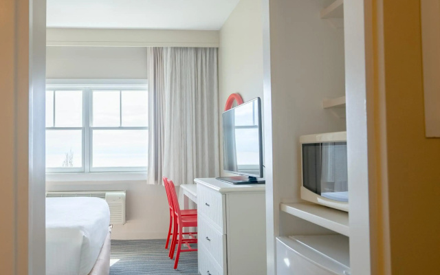 Cedar Point's Hotel Breakers