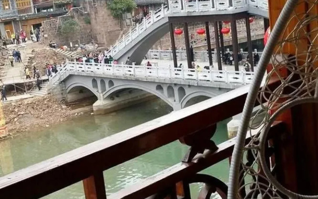 Yijian River View Guesthouse(凤凰亦间江景民宿)