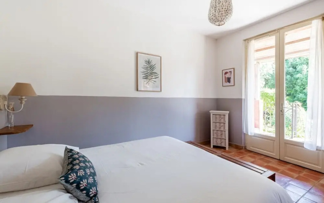 Lavish Holiday Home in La Croix-valmer With Swimming Pool
