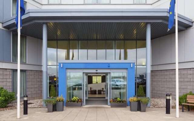 Отель Holiday Inn Express London Stansted вид на фасад
