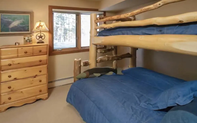 Royal Tiger Lodge (Private Home with Hot Tub)