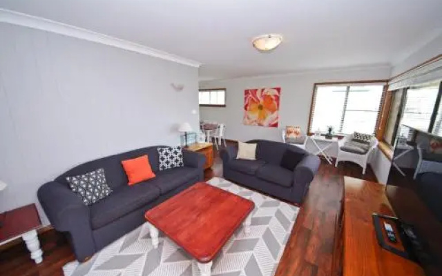 Breakaway, 11 Scott Street