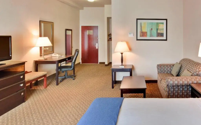 Holiday Inn Express Delano Highway 99