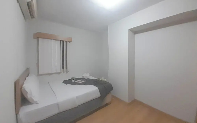 Basic Wood 2Br Apartment At Gateway Ahmad Yani Cicadas
